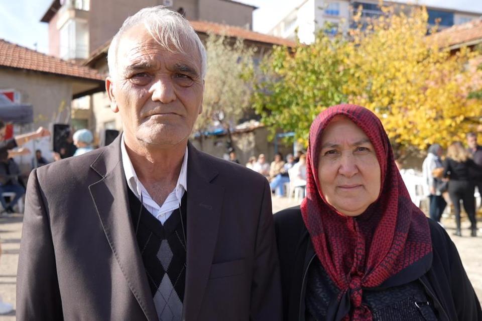 Hacca gidemeyen yaşlı çift birikimleriyle gençlerin düğün hayalini gerçeğe dönüştürdü
