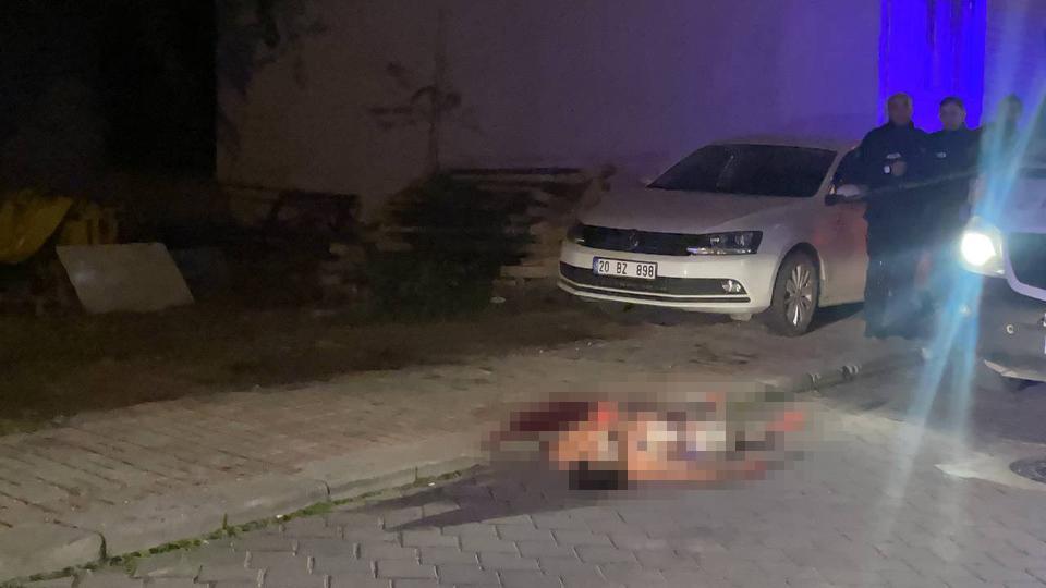 EVİNDE BIÇAKLANAN GENÇ SON NEFESİNİ SOKAK ORTASINDA VERDİ BIÇAKLANDIKTAN SONRA YARI ÇIPLAK HALDE SOKAĞA ÇIKIP YARDIM İSTEYEN GENÇ HAYATINI KAYBETTİ