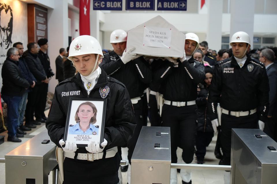 GÖREV ARKADAŞLARININ EN ZOR GÜNÜ: ÖLDÜRÜLEN POLİS ARKADAŞINI GÖZYAŞLARIYLA UĞURLADILAR MESLEKTAŞININ SİLAHIYLA VURULAN POLİS EDİRNE'DE TÖRENLE UĞURLANDI