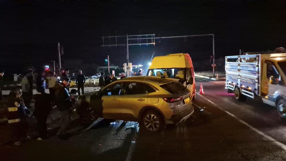 Otomobil ile minibüs çarpıştı: 12 yaralı