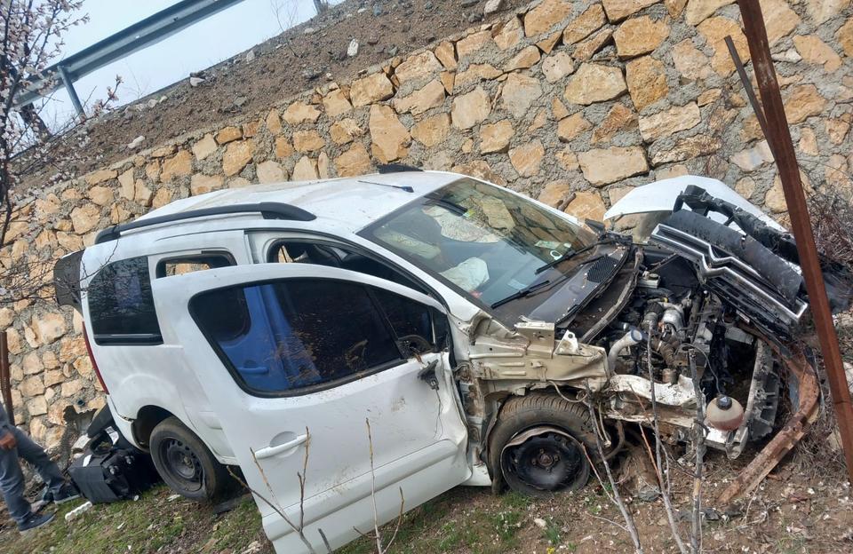 ELAZIĞ'DA HAFİF TİCARİ ARAÇ ŞARAMPOLE UÇTU: 4 YARALI
