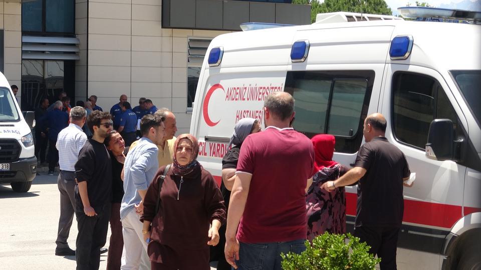EVİNDE ÖLÜ OLARAK BULUNAN 7 AYLIK HAMİLE HEMŞİRE İÇİN GÖZYAŞLARI SEL OLDU GÖREV YAPTIĞI HASTANEDE DÜZENLENEN TÖRENLE SON YOLCULUĞUNA UĞURLANDI