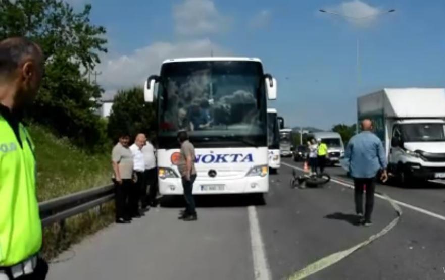 Otbüse çarpan motosiklet sürücüsü, otomobilin çarp