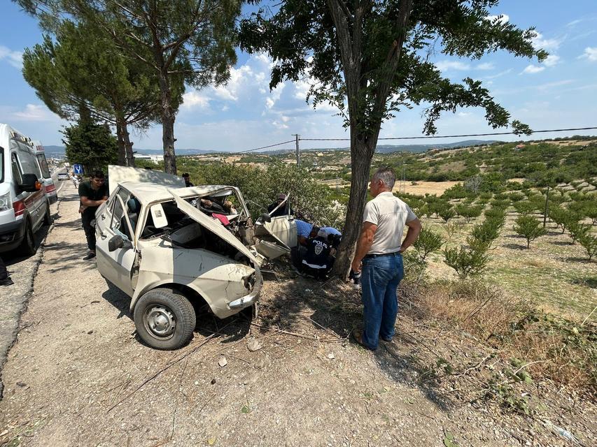 Otomobil ağaca çarptı: 1 ölü 4 yaralı