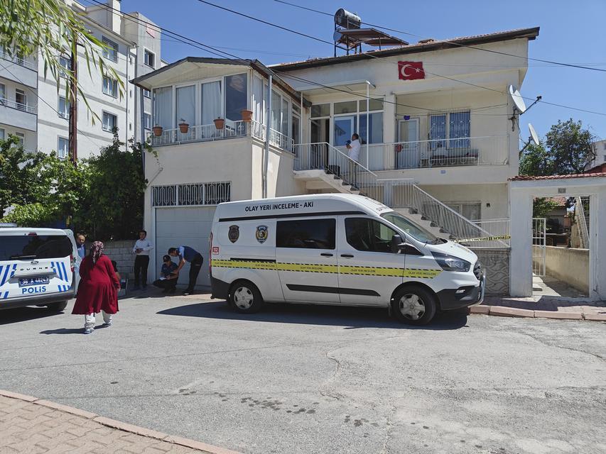 Üvey kızını ağır yaralayıp canına kıydı