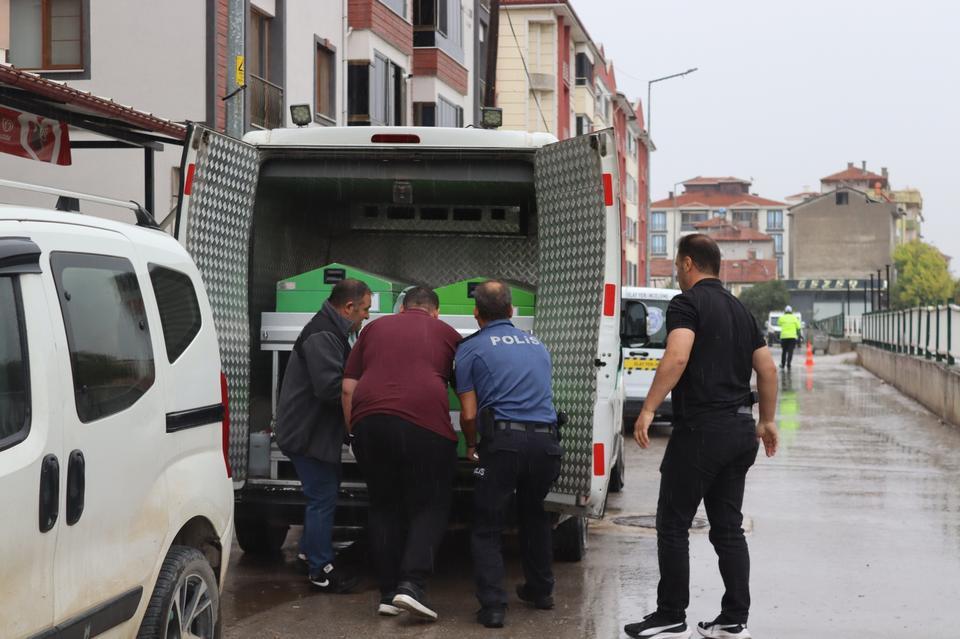 Eski eşini silahla vurdu, ardından yaşamına son verdi