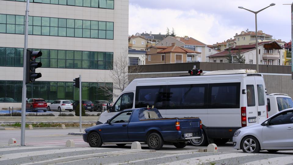 KARAMAN'IN EN İŞLEK KAVŞAĞINDAKİ TRAFİK LAMBASINA YUVA YAPAN KUMRU GÖRENLERİ ŞAŞIRTIYOR