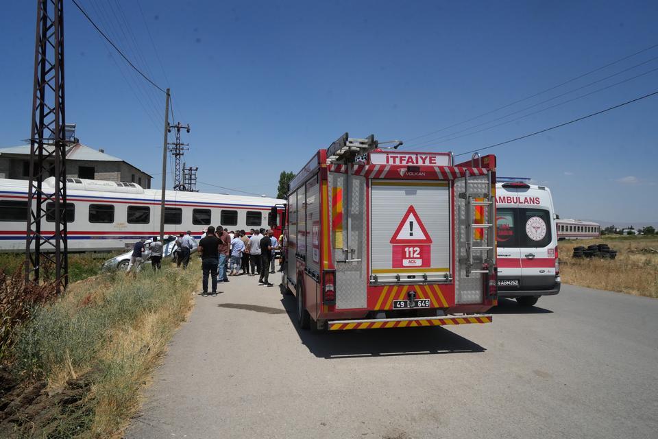 MUŞ'TA TREN OTOMOBİLE ÇARPTI: 3 YARALI