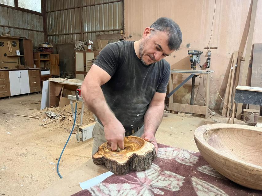 ÇÜRÜMÜŞ ZEYTİN AĞAÇLARINI SANAT ESERİNE DÖNÜŞTÜRÜYOR YAYLALARDAN TOPLAYIP ATÖLYESİNDE TEK TEK İŞLİYOR