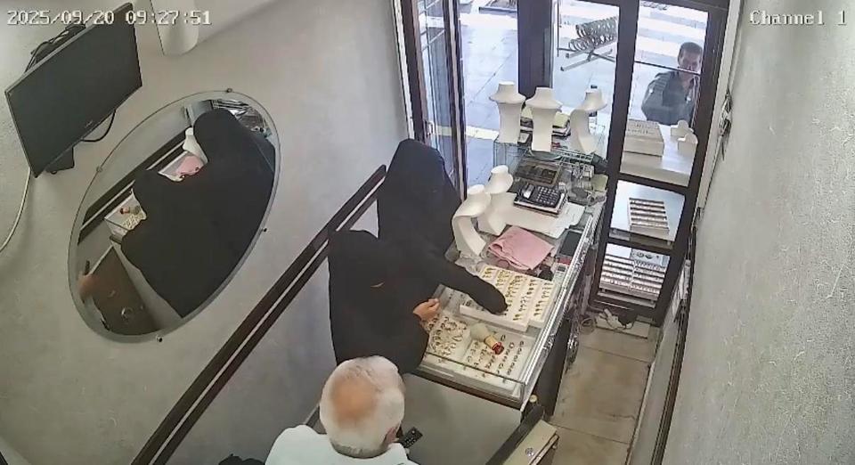 Kadınlar kuyumcudan 2,5 kilo altın çaldı