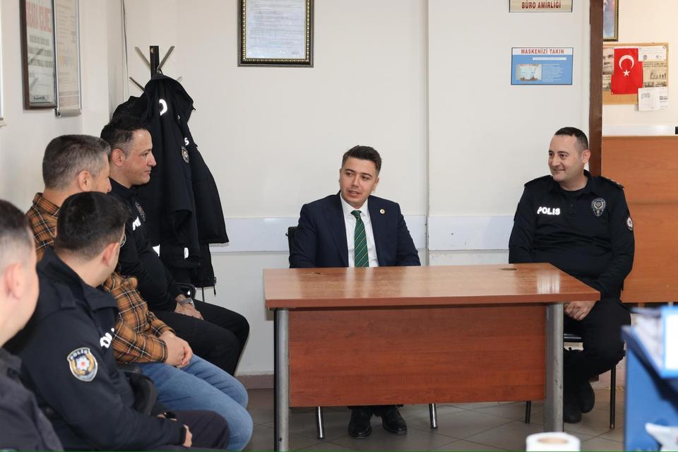 Kaymakam Gündoğdu bayramı görevi başında geçiren personelleri unutmadı