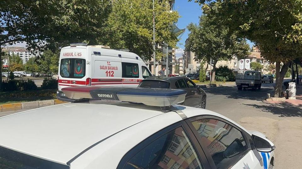 Yayaya çarpan motosiklet devrildi: 2 yaralı