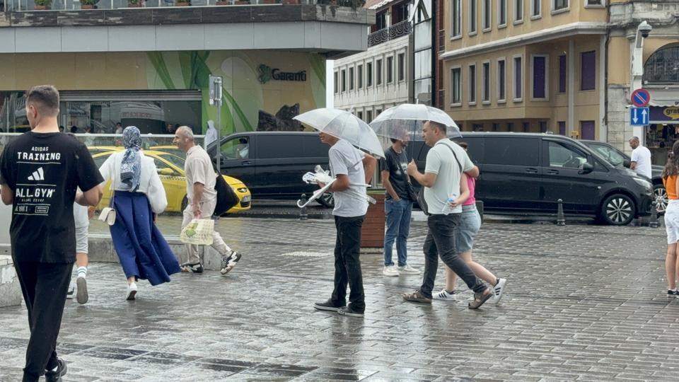 Yaz günü yağmur etkili oldu: Bazı vatandaşlar şemsiye açtı