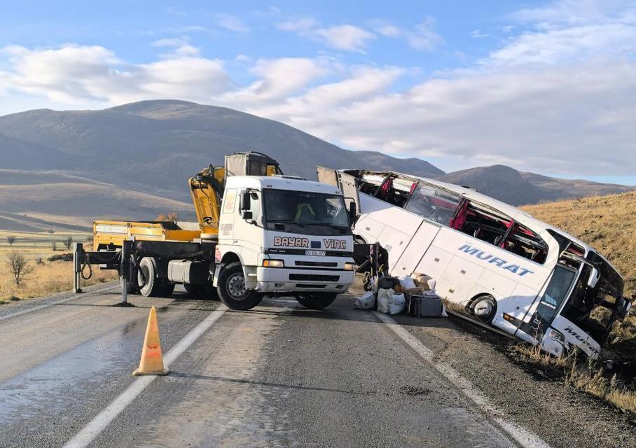 2 kişinin öldüğü, 21 kişinin yaralandığı kazada ölenlerin kimlikleri belirlendi