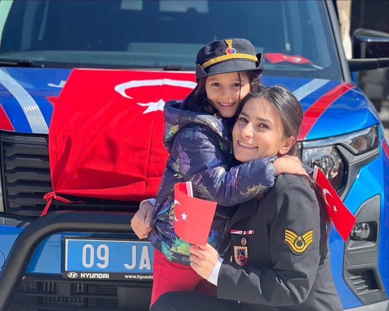 EKİPLER MİNİKLERE JANDARMAYI TANITTI