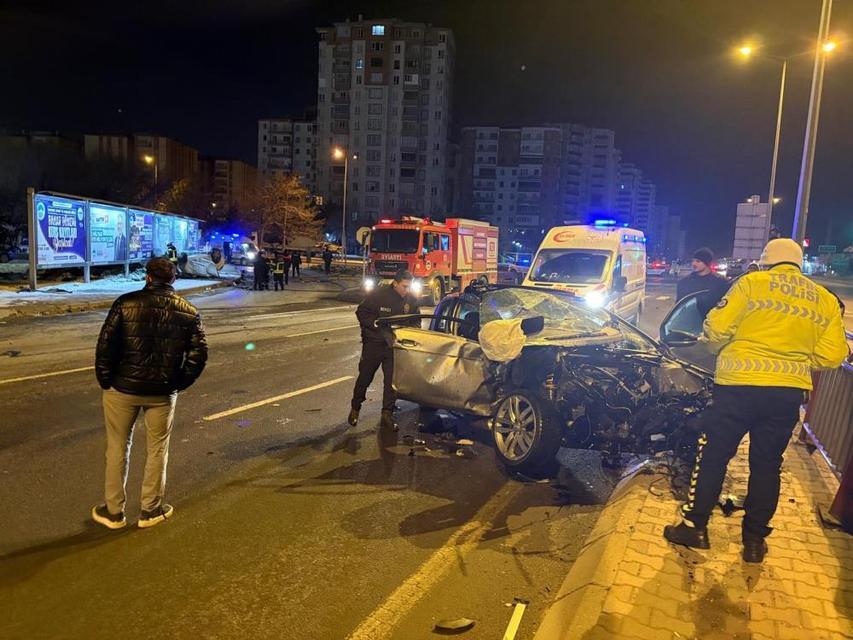 Kaza sonrası alev alan otomobilde can pazarı: 2'si ağır 3 yaralı