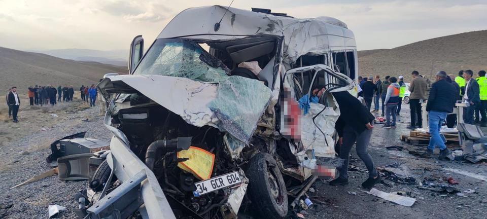VAN'DA FECİ KAZA: 6 ÖLÜ, 8 YARALI