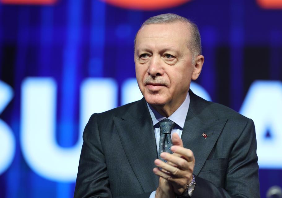 CUMHURBAŞKANI ERDOĞAN, AK PARTİ 8'İNCİ OLAĞAN BÜYÜK KONGRESİ'NDE KONUŞTU CUMHURBAŞKANI ERDOĞAN: "İMTİYAZLARINI KAYBETMEK İSTEMEYENLER ESKİ VESAYETÇİ SÖYLEMLERLE SİYASETE VE HÜKÜMETE AYAR VERMEYE ÇALIŞIYOR" CUMHURBAŞKANI RECEP TAYYİP ERDOĞAN: "ESKİ KÖTÜ ALIŞKANLIKLARINIZDA ISRAR EDERSENİZ, BİZ DE SİZE BUNA GÖRE MUAMELE EDERİZ" "MİLLETİMİZ DE DESTEK VERDİKÇE ÇOK DAHA FAZLASINI YAPACAĞIZ" "ULUSLARARASI YATIRIMLARDA DA TARİHİ BİR ATILIM GERÇEKLEŞTİRDİK" "MERKEZ BANKAMIZIN REZERVLERİ 173 MİLYAR DOLARI AŞARAK CUMHURİYET TARİHİMİZİN EN YÜKSEK SEVİYESİNE ULAŞTI" "EN BÜYÜK KORKUMUZ, KENDİ STATÜKOMUZA TESLİM OLMAKTIR" "REKABETÇİ ÜRETİM YAPISINI TESİS EDECEĞİZ" "HAYAT PAHALILIĞININ BAŞLICA SEBEPLERİNDEN BİRİ OLAN KİRA VE KONUT FİYATLARINI DENGEYE GETİRECEĞİZ" "ERİŞİLEBİLİR VE KALİTELİ SAĞLIK HİZMETLERİNİ DAHA DA GELİŞTİRECEĞİZ"