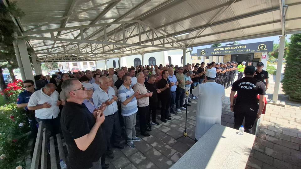 GENÇ POLİS MEMURU EVİNDE HAYATINI KAYBETTİ SON YOLCULUĞUNA MESAİ ARKADAŞLARI UĞURLADI