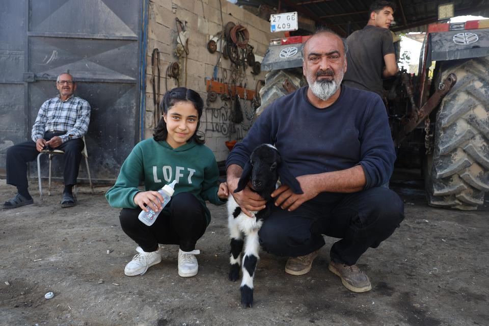 Annesi telef olan kuzuya şefkat eli