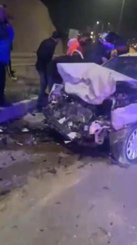 Kafa kafaya çarpışan otomobiller hurdaya döndü: 2 kişi yaralandı