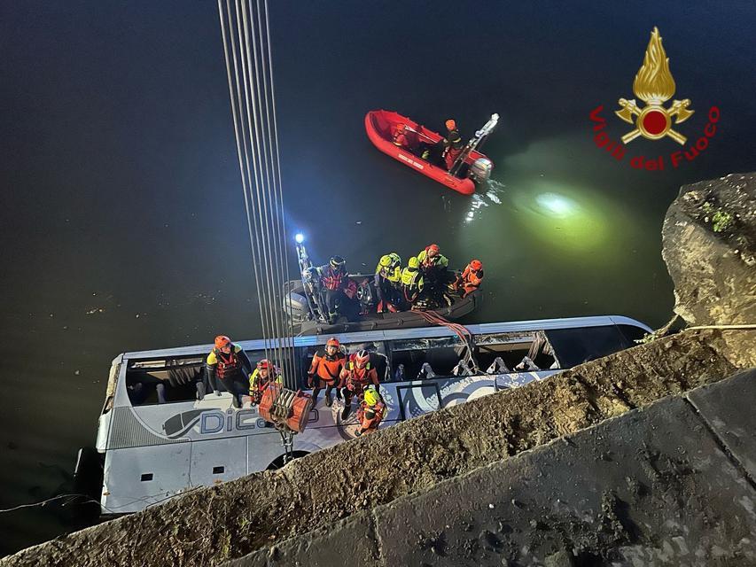 İTALYA'DA GERİ MANEVRA YAPAN OTOBÜS NEHRE DÜŞTÜ: 1 ÖLÜ