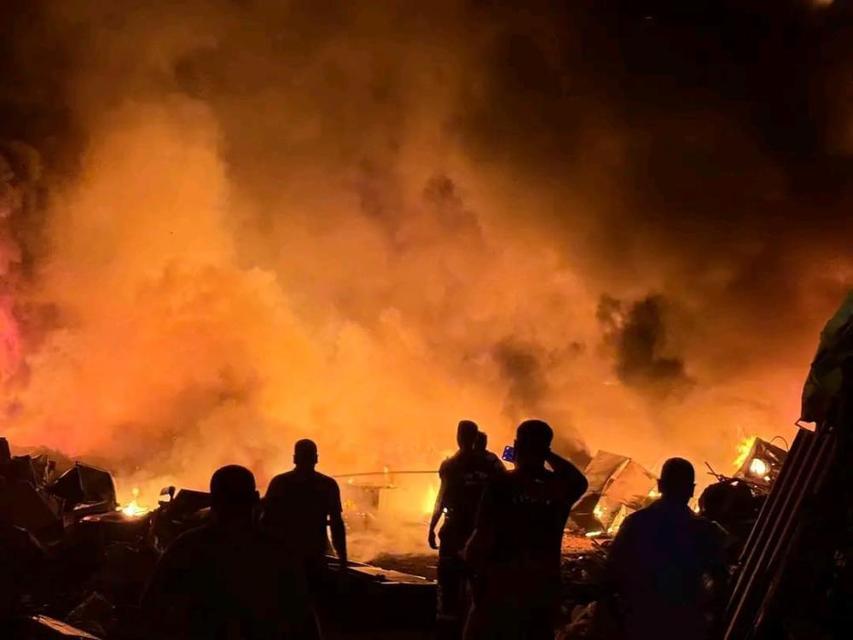 Hurdalık alanda çıkan yangın geceyi aydınlattı