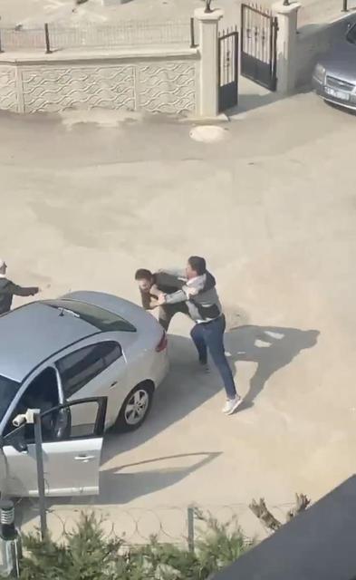 Yol kavgası karıştı: Sopalar, yumruklar, terlikler havada uçuştu