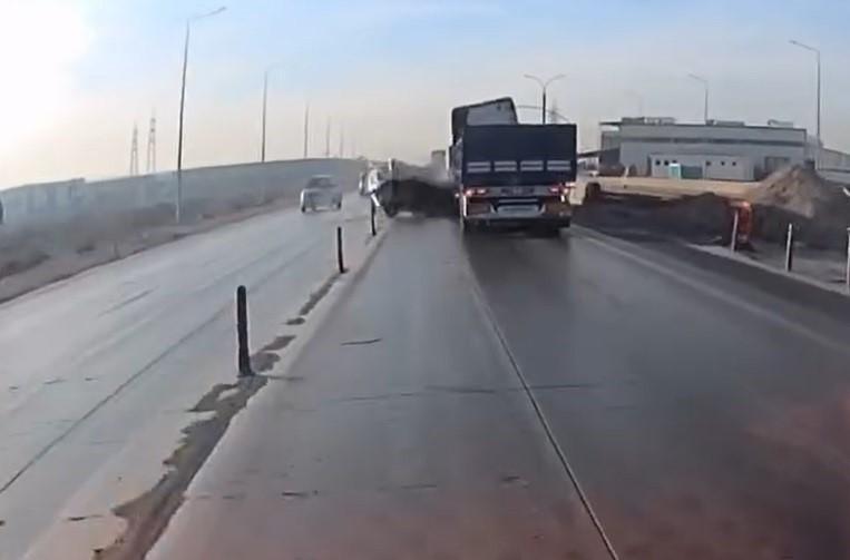 Araç sollamak isterken tırın önünde kaldı: 6 yaralı