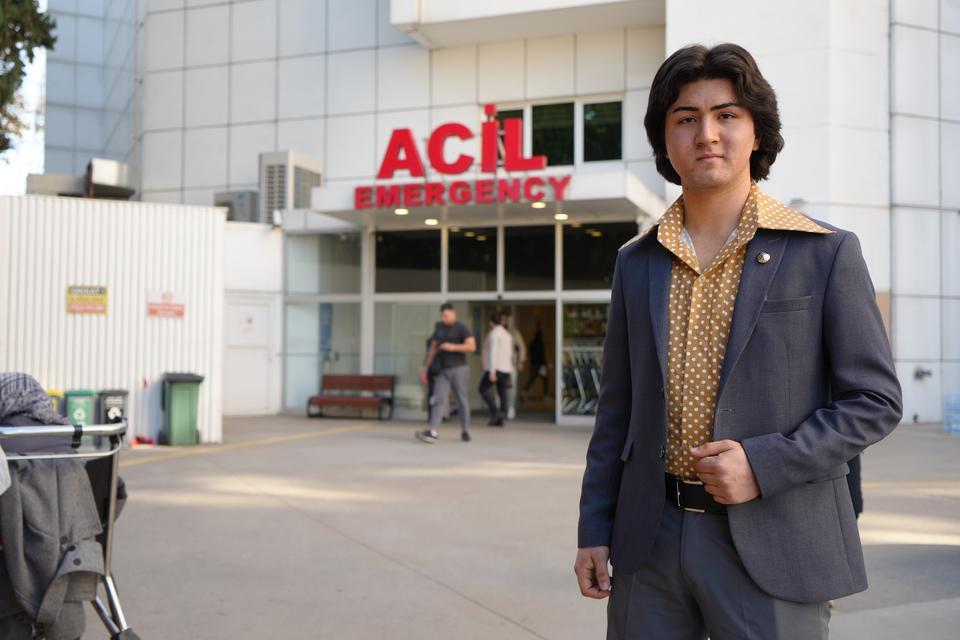 FERDİ TAYFUR'UN GENÇ HAYRANI HASTANE ÖNÜNDE NÖBET TUTARAK DUA EDİYOR GİYİMİ VE YAŞAM TARZIYLA FERDİ TAYFUR NOSTALJİSİ ESTİREN GENÇ, USTA SANATÇININ TEDAVİ GÖRDÜĞÜ HASTANENİN ÖNÜNDE ONUN SAĞLIĞINA KAVUŞMASINI BEKLİYOR 17 YAŞINDAKİ TALHA ÜNLÜ: "İYİ Kİ FERDİ TAYFUR HAYRANI OLMUŞUM, ONUN YOLUNDAN GİTMEYİ DÜŞÜNÜYORUM" "5 DAKİKA DA OLSA KENDİSİYLE TANIŞMAK İSTERİM"