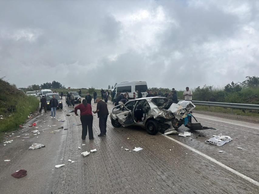 KARABÜK-EFLANİ KARAYOLUNDA OTOMOBİL İLE SERVİS OTOBÜSÜ ÇARPIŞTI: 6 YARALI