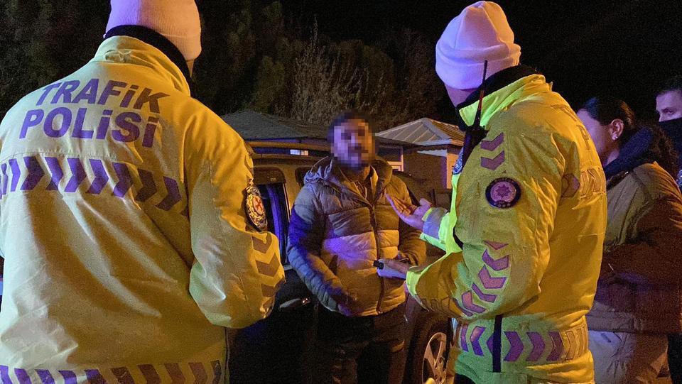 EHLİYETİNİ YENİLEMEDİĞİ İÇİN CEZA YİYEN SÜRÜCÜDEN 'KROM' SAVUNMASI ÜLKEYE 2 MİLYON KROM GETİRDİĞİNİ SÖYLEDİ, POLİSLERE TEHDİTLER SAVURDU