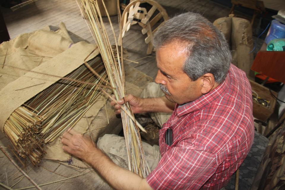 ÖĞRETMENLİĞİ DEĞİL, ÇIRAKLIĞINI SEÇTİĞİ MESLEĞİNİN SON TEMSİLCİSİ ÖĞRETMEN OLMADI, SEMER USTASI OLDU
