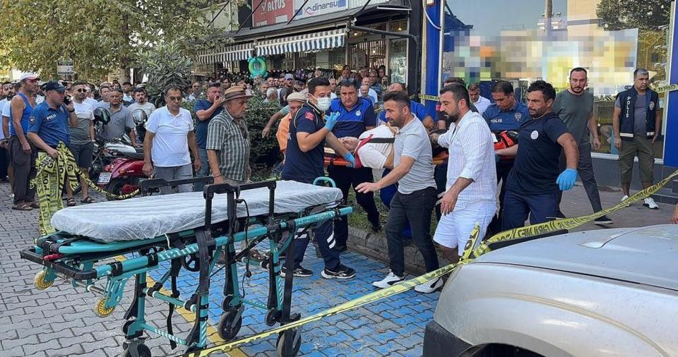 Ailesiyle yolda yürüyen şahsı sokak ortasında bacaklarından vurdu