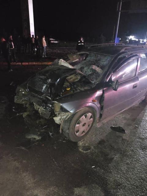 Otobüsle otomobil çarpıştı: 1 ölü, 3 yaralı