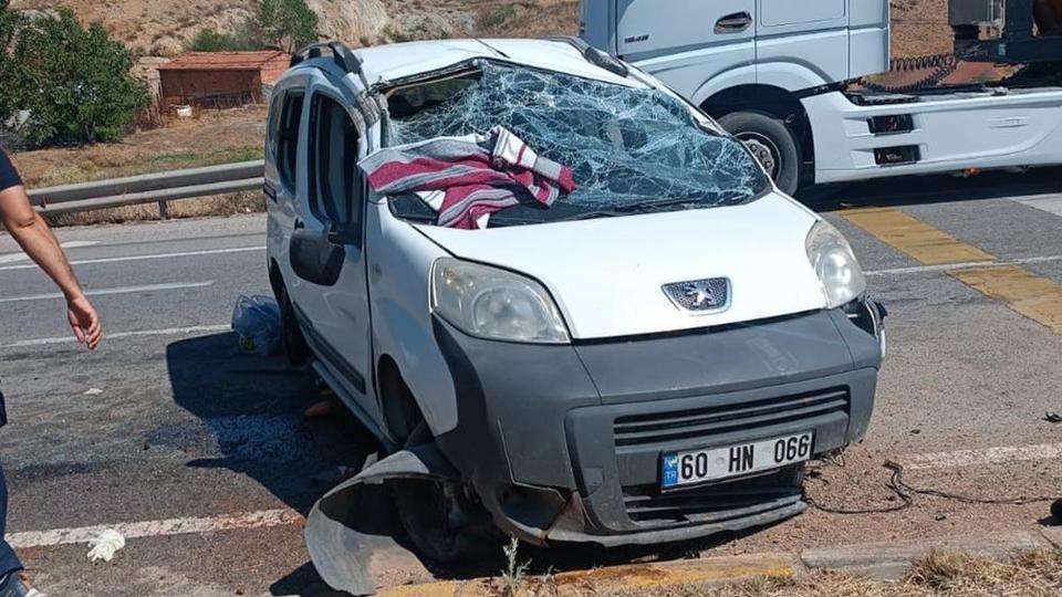 Hafif ticari araç takla attı: 3'ü çocuk 5 yaralı