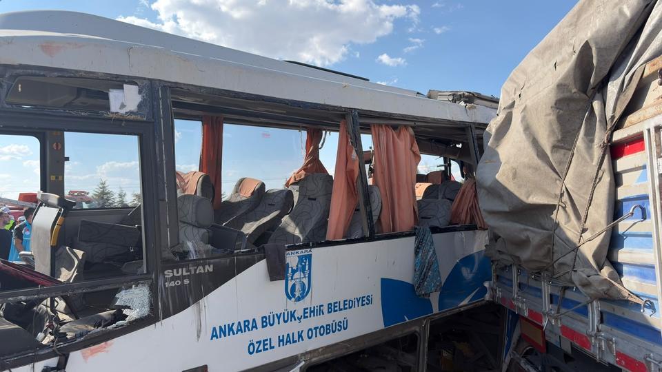 Midibüs ile kamyon çarpıştı: 1 ölü, 16 yaralı