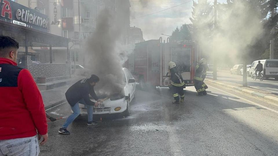 Seyir halindeki otomobilde yangın