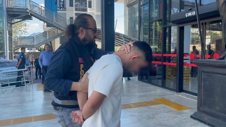 Sokakta bıçaklandı, cesedi sarp kayalıklarda bulundu