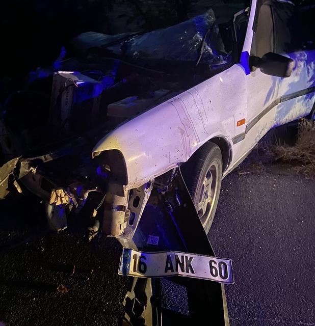 BALIKESİR'DE FECİ KAZA: 3 ÖLÜ, 1 YARALI YOL ÜZERİNDE BRANDAYI DÜZELTİRKEN OTOMOBİL KAMYONUNA ÇARPTI, 3 KİŞİ HAYATINI KAYBETTİ