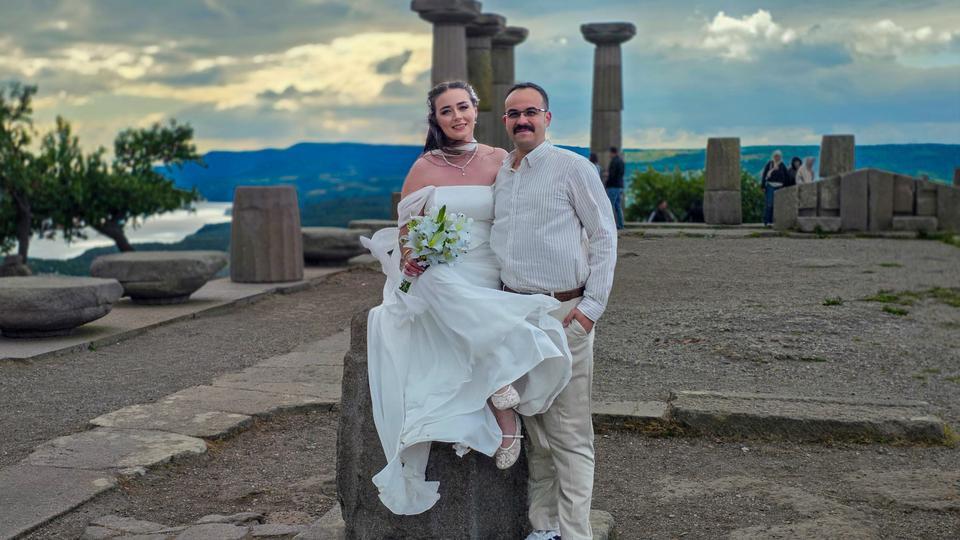 Antik kent, düğün fotoğrafı çektirmek isteyen çifte doğal fotoğraf stüdyosu oldu