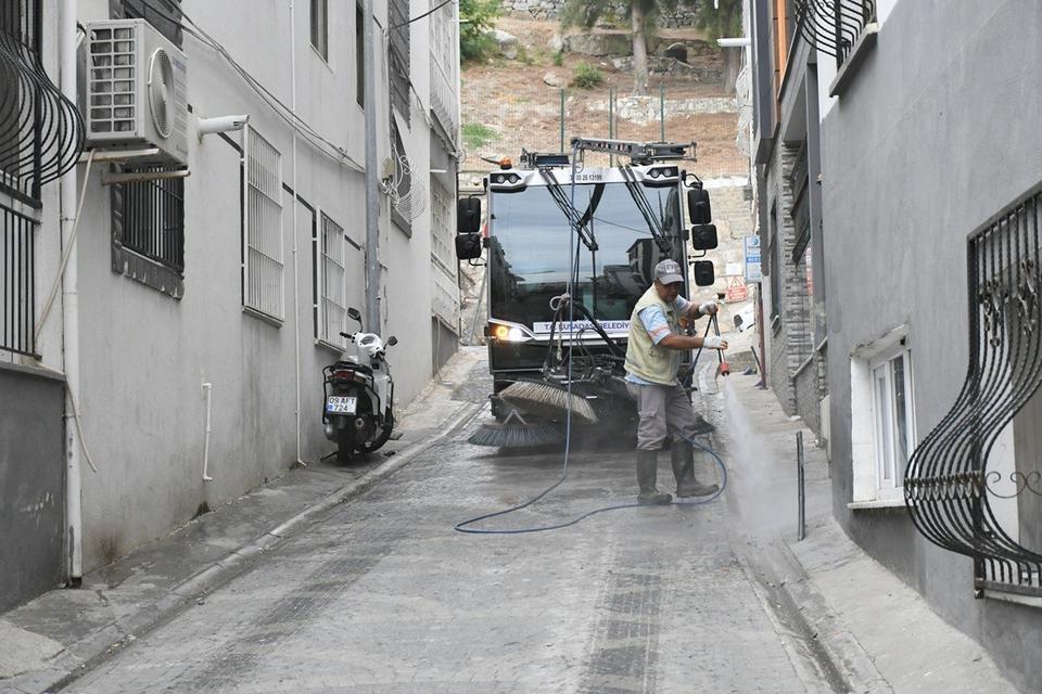 Kuşadası Belediyesi ekipleri ilçede çalışmalarını sürdürüyor