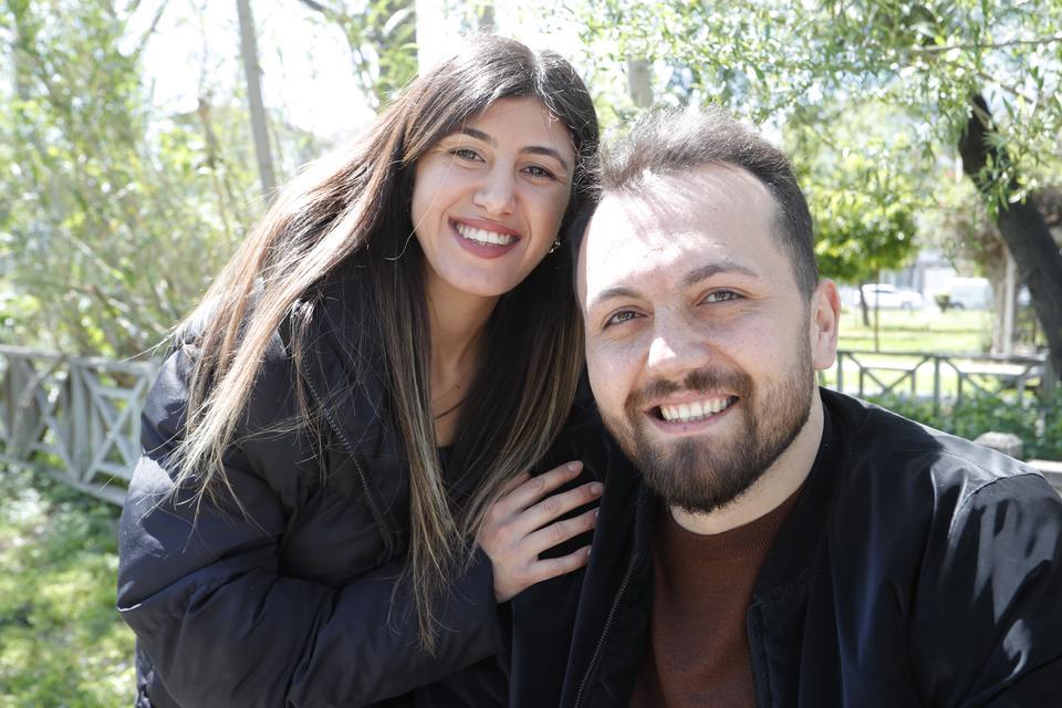 OKUL YILLARINA DAYANAN ARKADAŞLIKLARI ENGEL TANIMAYAN AŞKA DÖNÜŞTÜ TRAFİK KAZASI SONRASI TEKERLEKLİ SANDALYEYE MAHKUM KALDI HAYATA KÜSMEDİ, SEVDİĞİ KADINLA EVLENDİ "AŞK ENGEL TANIMAZ" SÖZÜNÜN CANLI ÖRNEĞİ OLDULAR "EŞİM GÜZEL, BEN YAKIŞIKLIYIM, HAYAT GÜZEL"