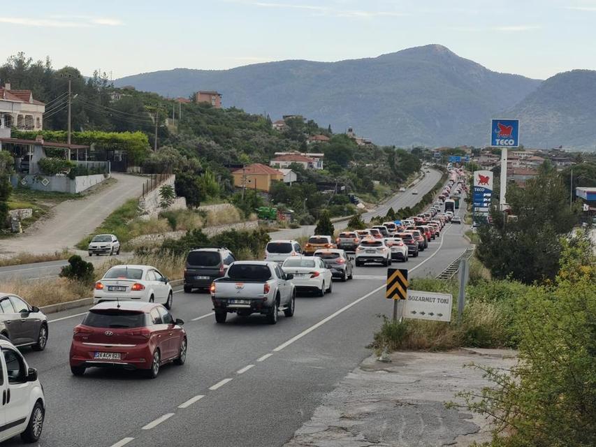Tatilciler Muğla'ya akın etti: Araç kuyruğu 22 kilometreye ulaştı