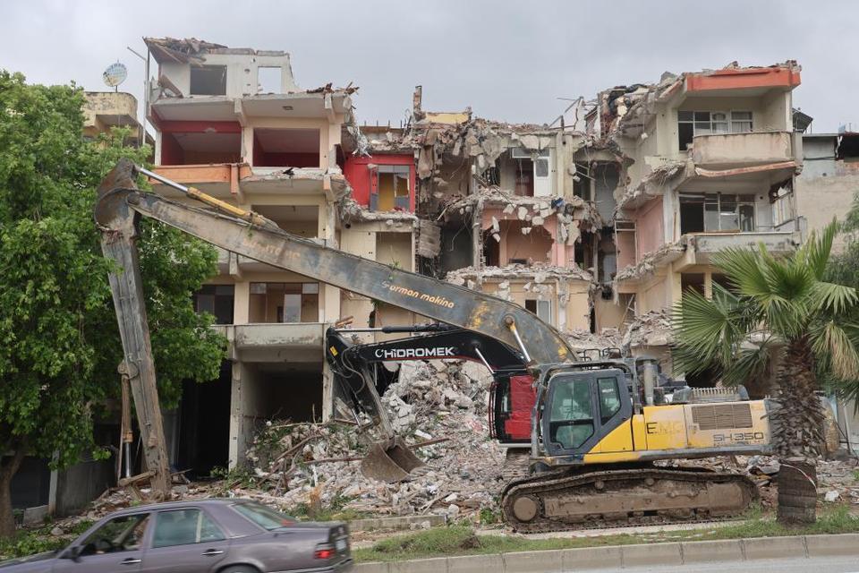 İş makinesine ok gibi saplanan otomobilin sürücüsü öldü, 3 kişi yaralandı