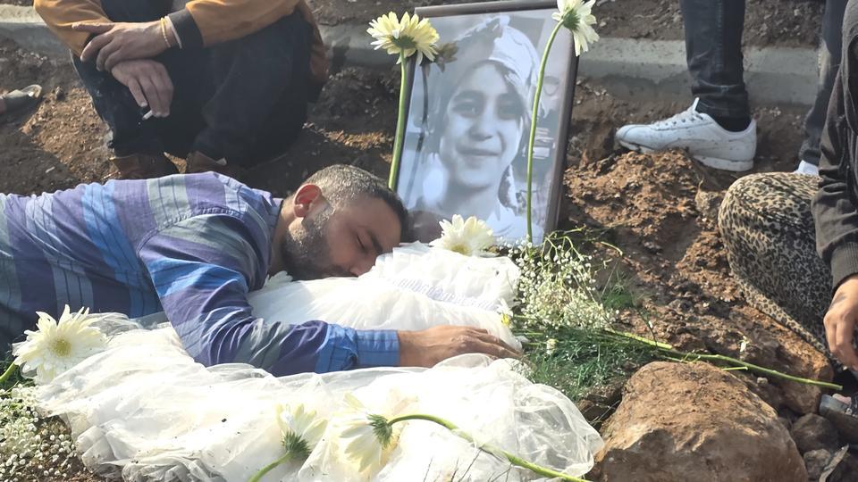 İSTANBUL'DA ÖLDÜRÜLEN KÜÇÜK ŞİRİN ŞANLIURFA'DA GÖZYAŞLARIYLA DEFNEDİLDİ MEZARINA GELİNLİK VE PAPATYALAR BIRAKILDI