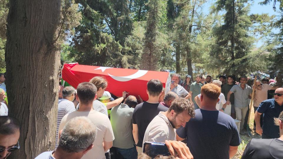 TRAFİK KAZASINDA HAYATINI KAYBEDEN POLİS VE AİLESİ TOPRAĞA VERİLDİ AYNI AİLEDEN 3 KİŞİNİN CENAZESİNE KATILANLAR GÖZYAŞLARINA BOĞULDU