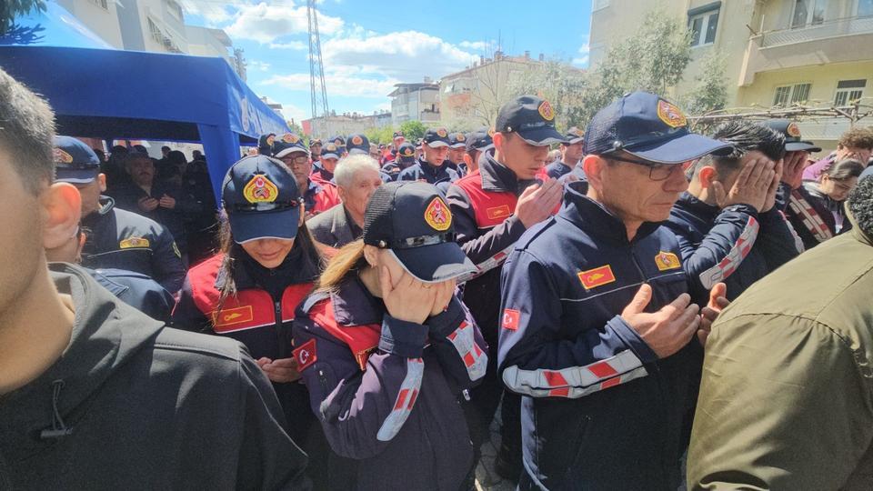 YANGINDA HAYATINI KAYBEDEN ANNE VE 2 ÇOCUĞU SON YOLCULUĞUNA UĞURLANDI