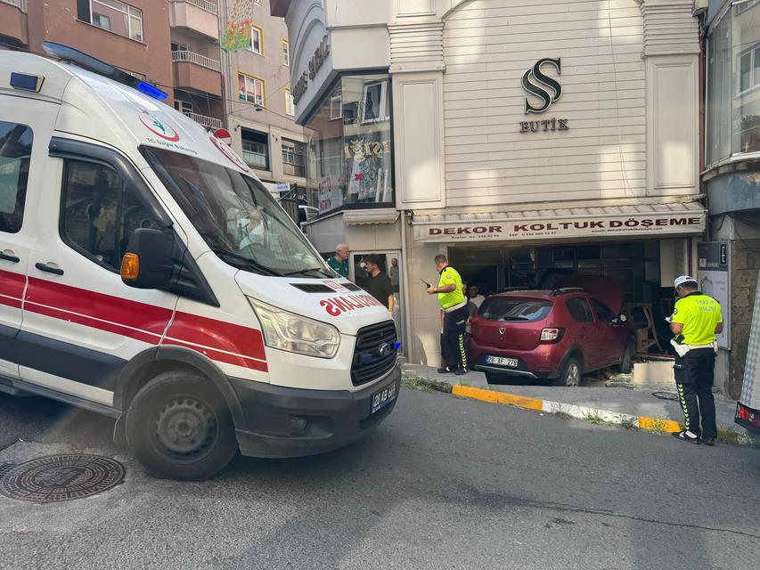 Otomobil dükkana girdi: 1 yaralı