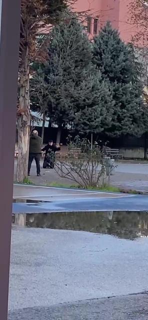 KOCAELİ'DE OKUL BAHÇESİNDE KORKU DOLU ANLAR KIZINI RAHATSIZ ETTİĞİNİ ÖNE SÜRDÜĞÜ GENCİ OKUL BAHÇESİNDE REHİN ALDI